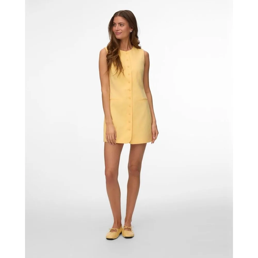 Vestido corto con botones - Vero Moda - FashionsVida