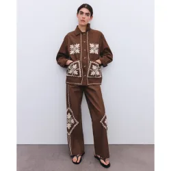 Pantalón ancho de mujer con bordado