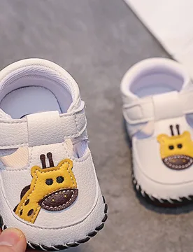 Zapatos unisex para bebés de 0-1 años Primavera/Verano/Otoño con lindo patrón de jirafa, sandalias para bebés con suela blanda, zapatos para cami - Shein - FashionsVida