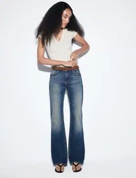 D68 Bootcut-Jeans mit Gürtel MITTELBLAUER DENIM-WASHED-LOOK 40 - Stradivarius - FashionsVida