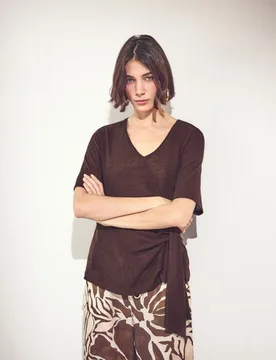 Camiseta manga corta de mujer con cuello pico y nudo - Woman El Corte Inglés - FashionsVida