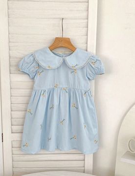 Nuevo estilo Vestido de princesa para niñas con cuello Peter Pan y bordado de flores en manga corta