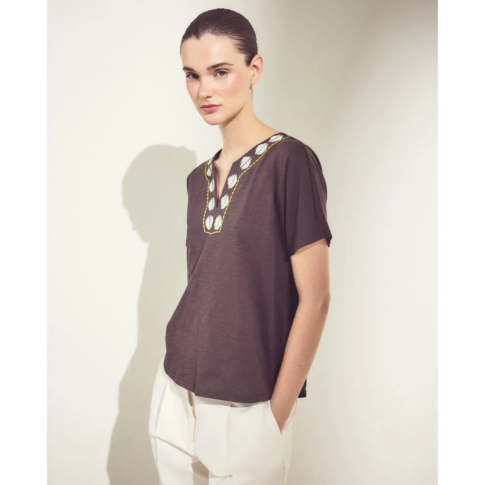 Camiseta de mujer con cuello desmentido y bordado - Woman El Corte Inglés - FashionsVida