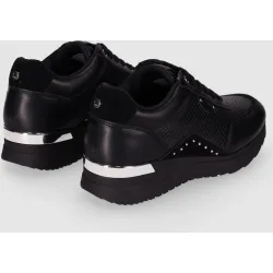 Zapatillas básicas de mujer con textura y detalles metálicos