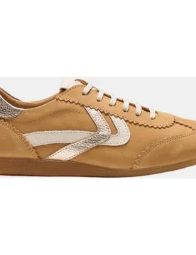 Deportivo en piel blanca y detalles topo - 24HRS - FashionsVida