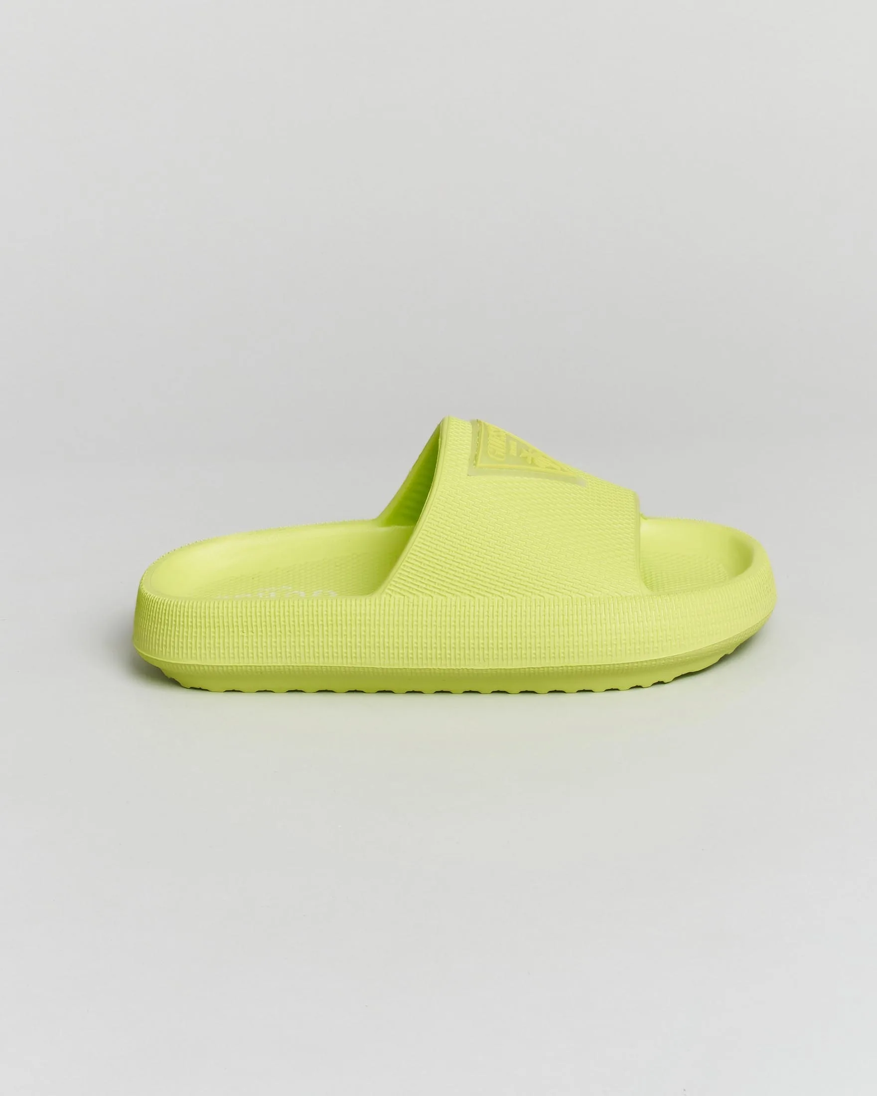 Ciabatte lime in vinile con patch logo a triangolo - Guess - FashionsVida