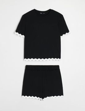 Completo in cotone: T-shirt e shorts con finitura ondulata a contrasto - nero