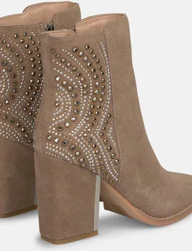Botines básicos de mujer con tacón y detalles de pedrería - Alma en Pena - FashionsVida