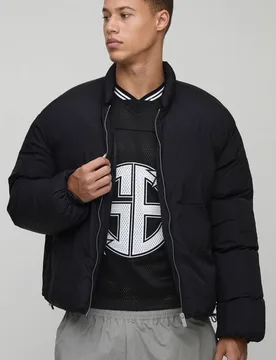 Herren Tall Mono Gepolsterte Oversized Bomberjacke Black Größe XL - boohooMAN - FashionsVida
