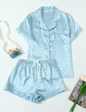 Piezas Conjunto de pijama de satén, blusa de manga corta con cuello y estampado de leopardo plateado y blanco, y shorts con lazo, ropa de dormir y de - Shein - FashionsVida