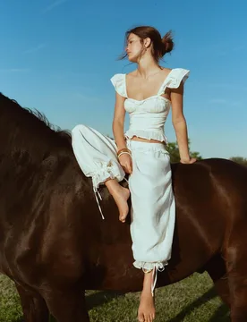 Burlesque-Top mit Volant Ecru L - Stradivarius - FashionsVida