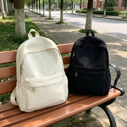 Pieza Mochila de vuelta al colegio de unicolor clásico de moda, con compartimento para portátil, correas de hombro ajustables y múltiples bolsillos