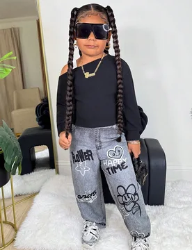 Conjunto de top de sudadera con cuello asimétrico negro y pantalones con aspecto de mezclilla holgados, estilo callejero para niñas jóvenes - Shein - FashionsVida