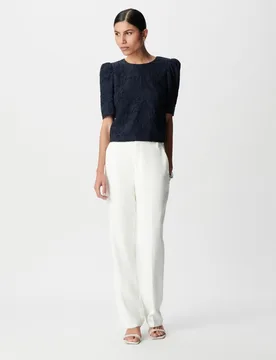 Pantalón de vestir de mujer ligeramente acampanado con trabillas en la cintura - IKKS - FashionsVida