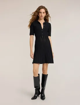Vestido camisero de punto fino con falda plisada corte corto cierre frontal con botones - Motivi - FashionsVida