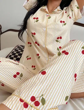 Conjunto de pijama de mujer con pantalón y blusa de manga corta con cuello y estampado de rayas de cereza - Shein - FashionsVida