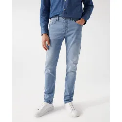 Vaquero de hombre regular en lavado claro