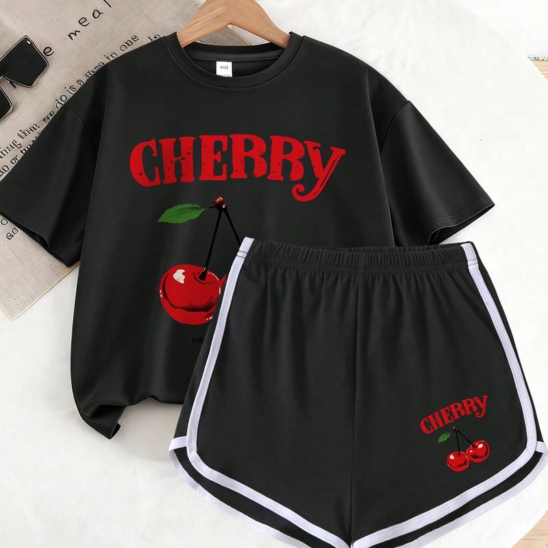 Set de 2 piezas de camiseta y pantalones cortos con estampado de cerezas de moda casual para niñas, ideal para vacaciones de verano