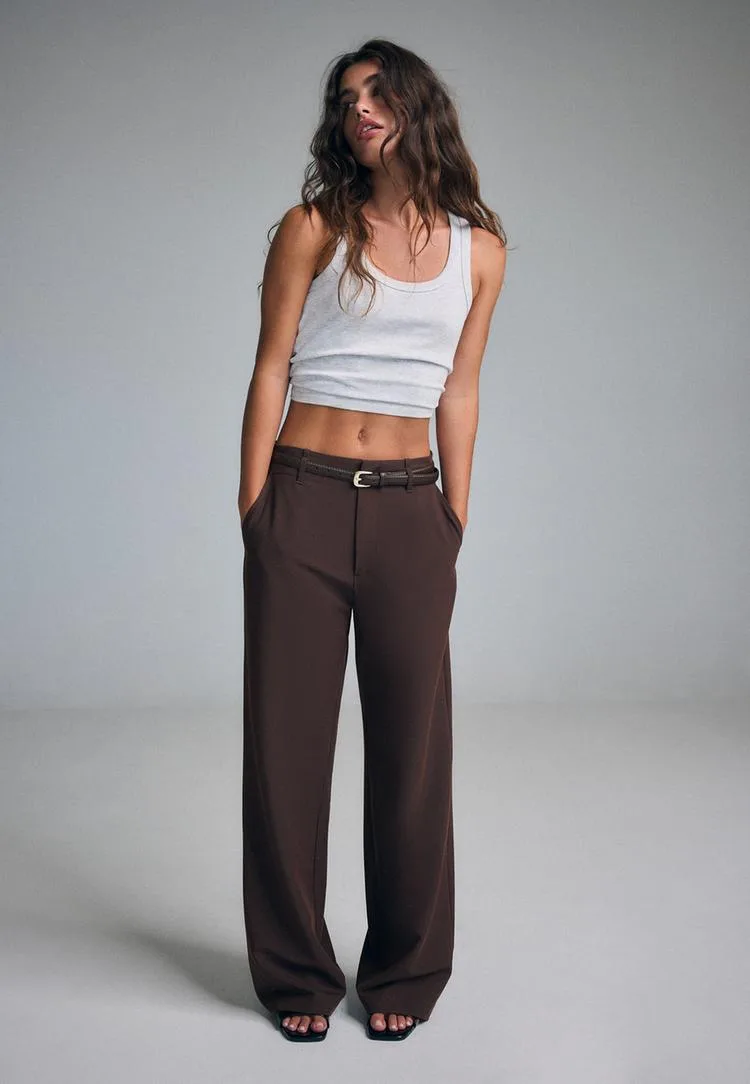 Gerade Stoffhose mit Gürtel Braun 38 - Stradivarius - FashionsVida