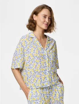 Camisa de manga corta de estampado de limones de mujer - Pieces - FashionsVida