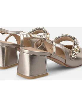 Zapatos de salón de mujer destalonados en piel efecto metalizado con tira delantera en detalle joya - Alma en Pena - FashionsVida