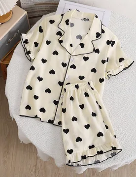Conjunto de 2 piezas de ropa de casa de verano dulce y de moda para niñas, que incluye una camiseta con cuello de lazo negro y shorts, hechos de tela - Shein - FashionsVida