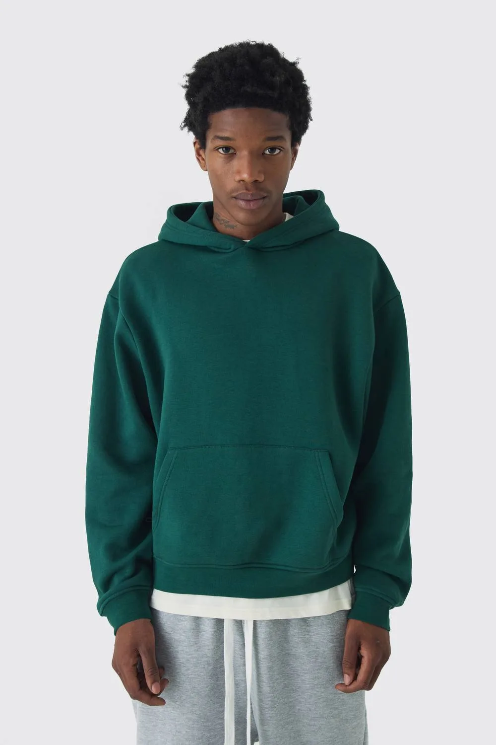Herren Oversized Boxy Basic Hoodie Sweatshirt Forest Größe Small - boohooMAN - FashionsVida