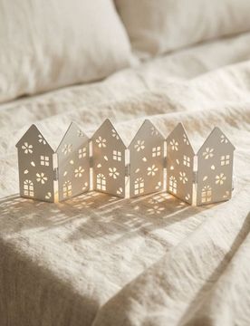 Lampada decorativa a LED a forma di casette con motivi floreali intagliati - bianco