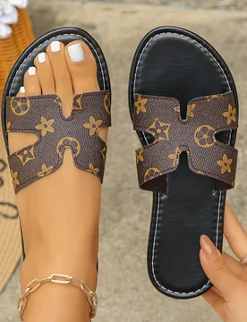 Sandalias deslizantes de mujer con estampado de letras vintage, sandalias planas tipo H con puntera abierta, de cuero PU suave y ligero, sandalias cas - Shein - FashionsVida