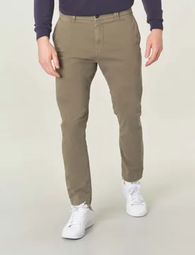 Pantalone chino tapered verde militare in gabardina di cotone stretch - My Stuff - FashionsVida