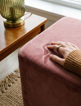 Pouf quadrato con finitura in velluto - rosa cipria