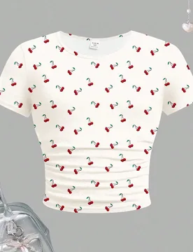 Mini camiseta de manga corta ajustada, de cuello redondo y con fruncidos, con estampado de cerezas, para niñas preadolescentes, adecuada para el vera - Shein - FashionsVida