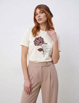 T-shirt in cotone con applicazione in pizzo a rosa - panna