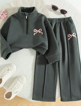 Piezas Conjunto informal de niñas jóvenes con sudadera de cuello redondo de manga larga con estampado de lazo y hombros caídos, y pantalones, conju - Shein - FashionsVida