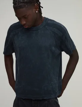 Herren Kastiges T-Shirt Mit Acid-Wash-Optik Und Geripptem Strick Charcoal Größe Medium - boohooMAN - FashionsVida