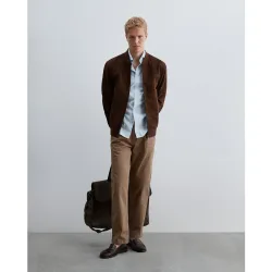 Pantalón chino de hombre tapered con pinzas delanteras y bajo recto