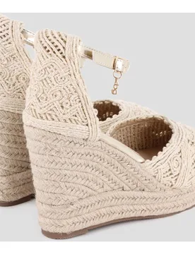 Alpargatas de cuña de mujer con toques brillantes y cierre de hebilla - Blogger - FashionsVida