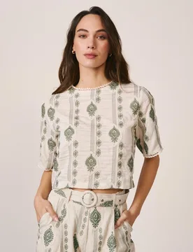 Top de mujer con bordado geométrico y manga corta acampanada - Alma en Pena - FashionsVida