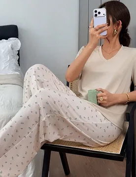 Conjunto de pijama casual para mujer de color liso con top de cuello en V de manga corta y pantalones largos para uso diario en casa - Shein - FashionsVida