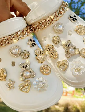 Juego de 22 piezas de decoración DIY con oso de rhinestones dorado y cadena, decoración desmontable para sandalias/pantuflas de estilo universitario - Shein - FashionsVida