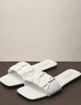 Nuevas chanclas casuales con volantes plisados y punta cuadrada, sandalias planas de estilo vacacional para festival de música y vuelta al colegio - Shein - FashionsVida