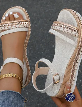 Sandalias de cuña de moda de verano para mujer, diseño de estilo bohemio con remaches y punta abierta con correa de tobillo, zapatos planos casuales - Shein - FashionsVida