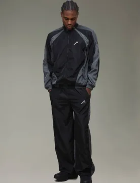 Herren Trainingsanzug aus Nylon mit Stehkragen-Jacke & entspannter Jogginghose Black Größe Small - boohooMAN - FashionsVida