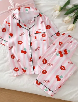 Conjunto de ropa de estar en casa casual para niñas con estampado de oso con lazo rosa y rayas, ribete de satén de seda sintética, contraste de col - Shein - FashionsVida