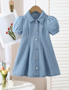 Vestido vaquero de manga larga con cuello y volantes para niñas, de color azul vaquero clásico con bordado blanco en inglés, de algodón denim cóm - Shein - FashionsVida