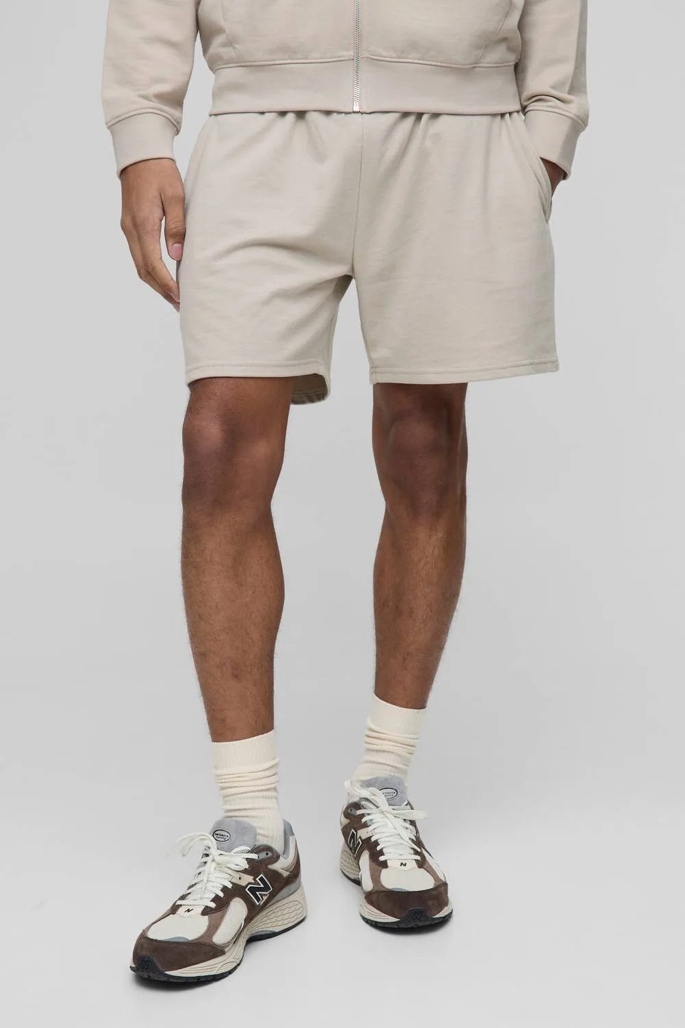 Herren Leichte Basic Entspannt Geschnittene Mittellange Shorts Stone Größe Medium - boohooMAN - FashionsVida