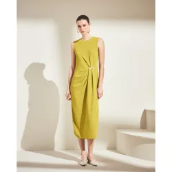 Vestido liso sin mangas con broche en cintura