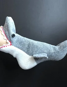Par de calcetines navideños unisex de tiburón, calcetines de punto divertidos con diseño de mordida de animal en los pies (boca roja con gris), cá - Shein - FashionsVida