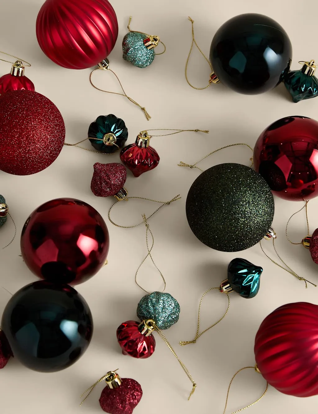 Pack Mix Shatterproof Baubles Red Mix - M&S - FashionsVida