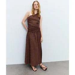 Vestido midi con tirante asimétrico